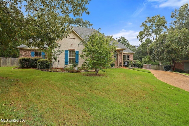 view of front of property featuring a front lawn