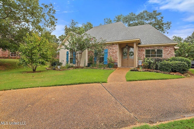 view of front facade featuring a front yard