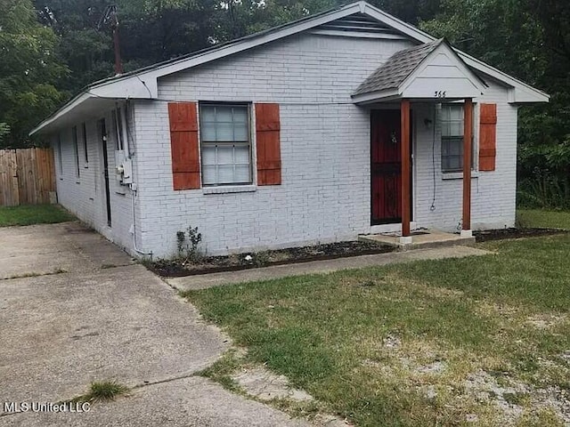 566 Hewlett Rd, Memphis, TN 38109 - view of front of property featuring a front yard, fence, and brick siding