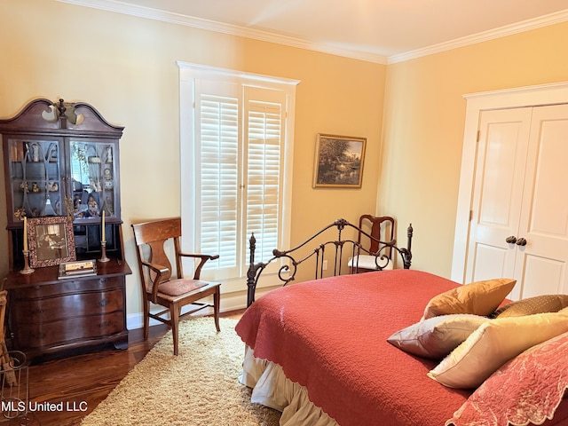 521 Holland Ave, Philadelphia, MS 39350 - bedroom featuring dark hardwood / wood-style floors, crown molding, and a closet