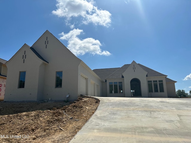 view of front facade with a garage