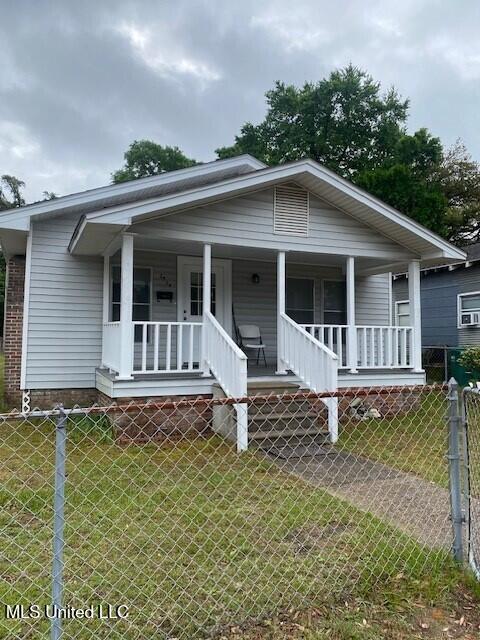 2524 18th Ave, Gulfport, MS 39501 - bungalow featuring a fenced front yard, covered porch, and a front yard