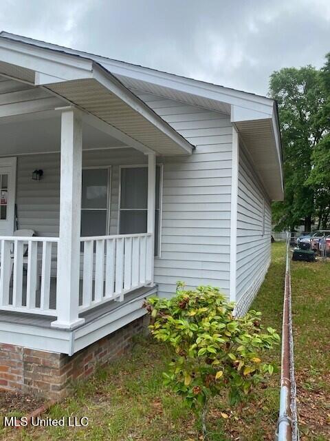 2524 18th Ave, Gulfport, MS 39501 - view of side of property featuring a porch