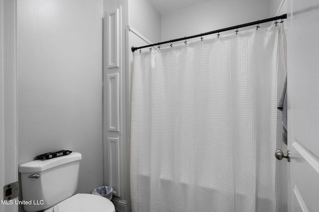 full bath featuring curtained shower and toilet