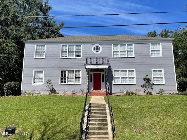 colonial house featuring a front yard