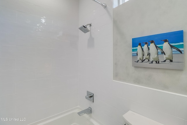 bathroom featuring tiled shower / bath