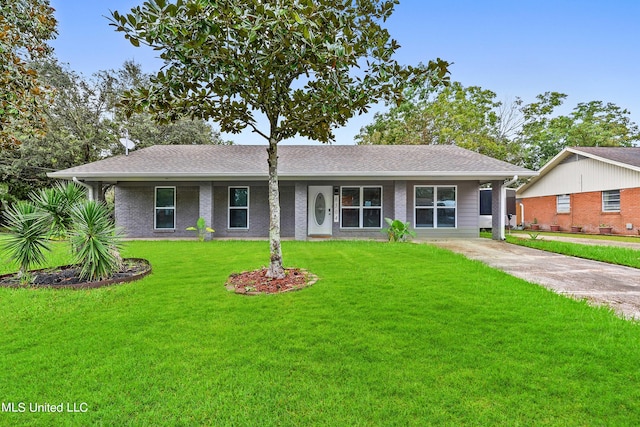 single story home with a front lawn