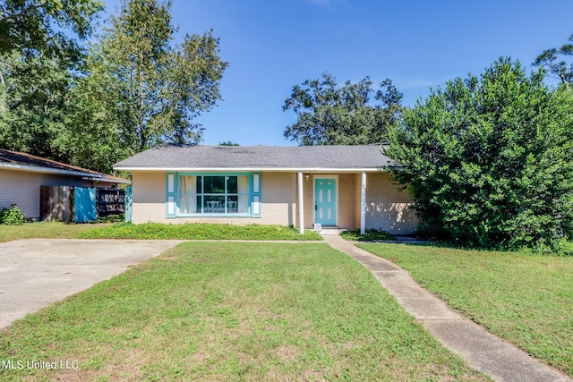 view of front of house with a front lawn