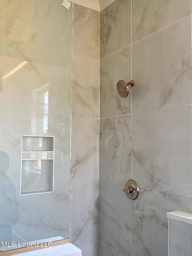 bathroom featuring tiled shower