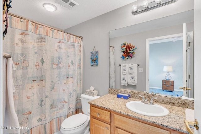 full bath featuring vanity, a shower with curtain, toilet, and visible vents