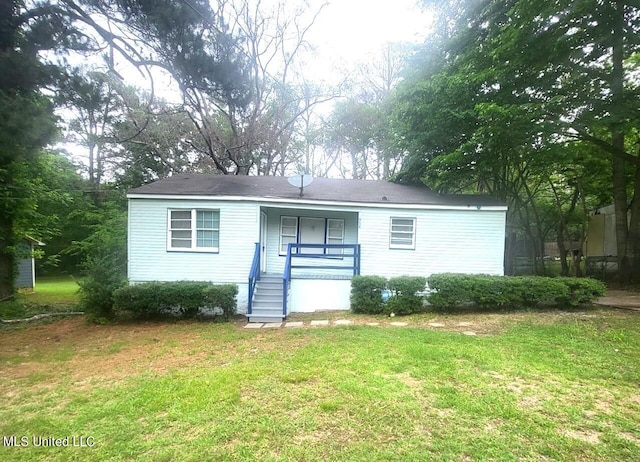 view of front of house featuring a front yard