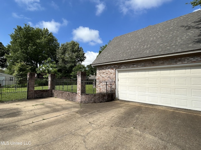 502 Frederick Dr, Cleveland, MS 38732 - garage with fence and concrete driveway