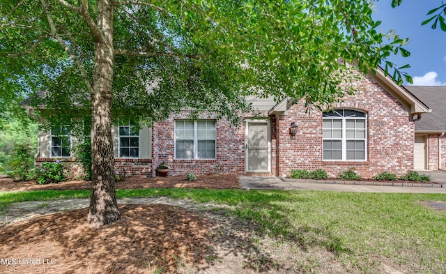 603 Charmant Pl, Ridgeland, MS 39157 - view of property hidden behind natural elements featuring brick siding and a front yard