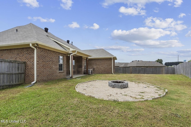 view of yard featuring an outdoor fire pit