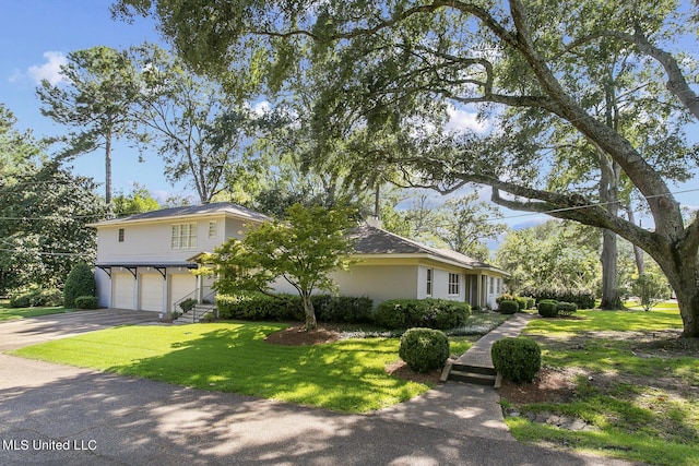 view of front of house featuring a garage and a front yard