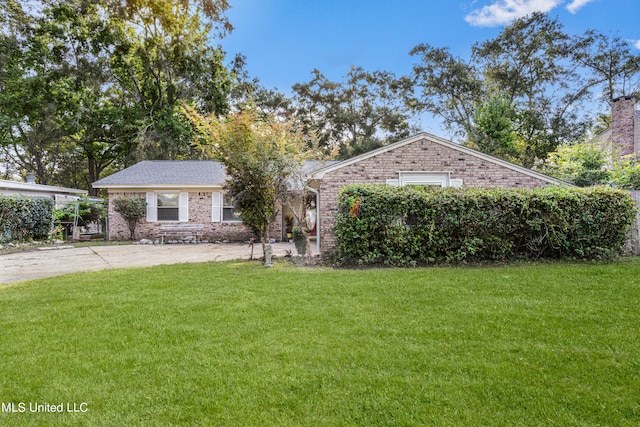 ranch-style home with a front lawn