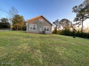 back of house featuring a lawn