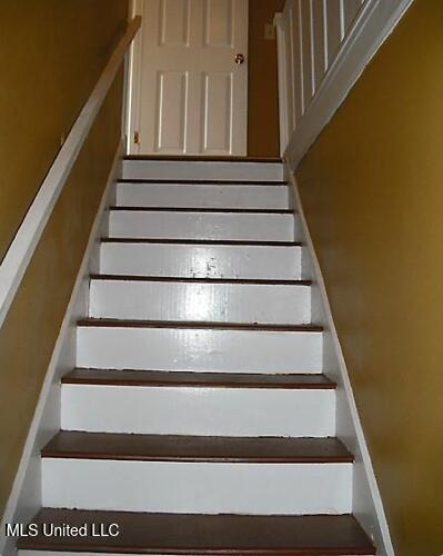 1105 Military Rd, Columbus, MS 39701 - view of stairway