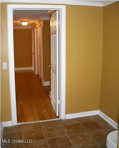 1105 Military Rd, Columbus, MS 39701 - hall with crown molding