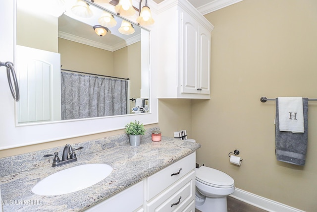 bathroom featuring baseboards, a shower with shower curtain, toilet, crown molding, and vanity