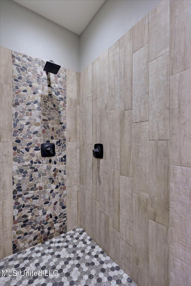 bathroom featuring a tile shower