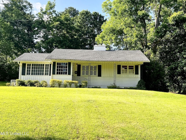 400 Spring St, Lexington, MS 39095 - single story home featuring a front lawn, a chimney, and a shingled roof