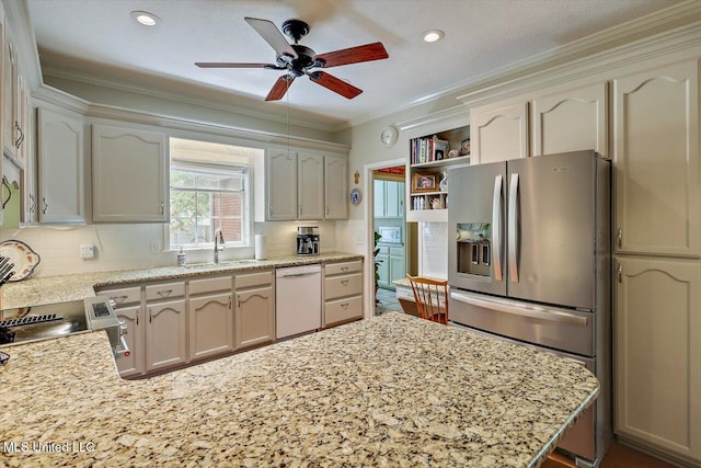 911 Tetbury Pl, Brandon, MS 39047 - kitchen featuring stainless steel appliances, a ceiling fan, a sink, backsplash, and ornamental molding