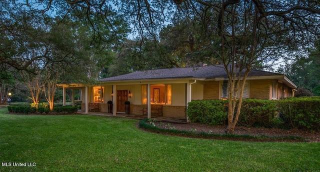 single story home with a front lawn