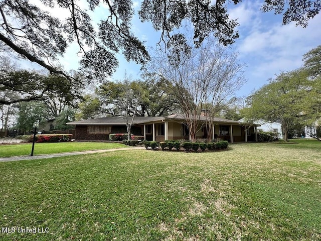 view of front of property featuring a front lawn