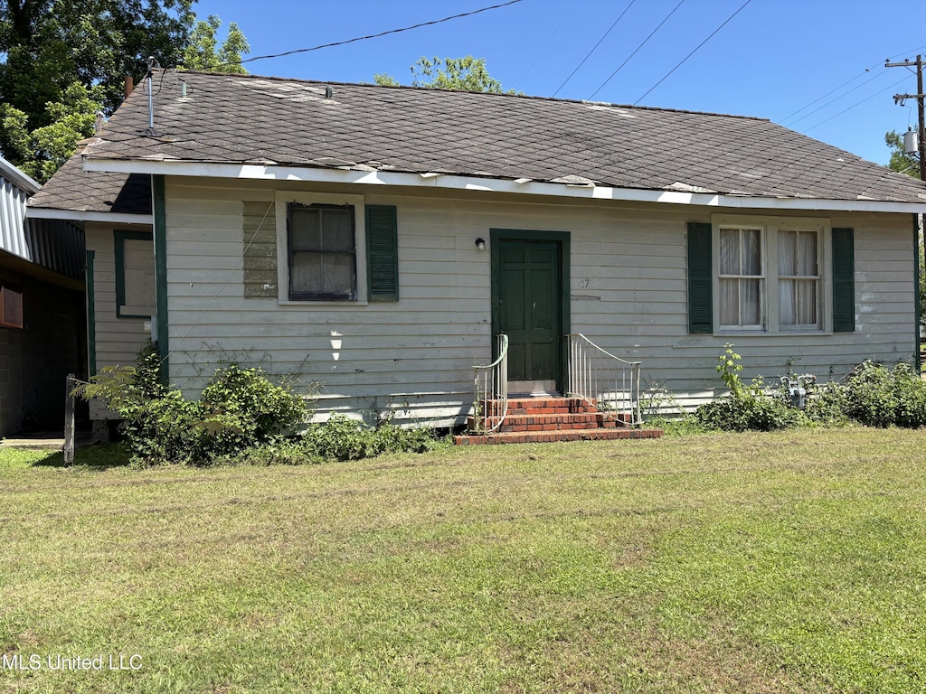 15 E Franklin St, Natchez, MS 39120 - bungalow-style home with entry steps, a front yard, and a shingled roof