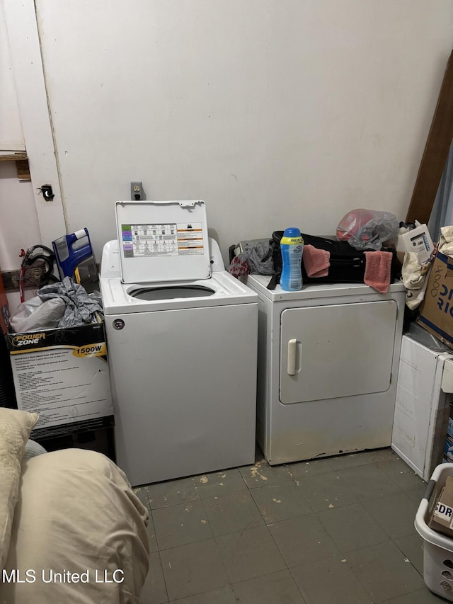 15 E Franklin St, Natchez, MS 39120 - laundry area featuring washing machine and dryer and tile patterned flooring