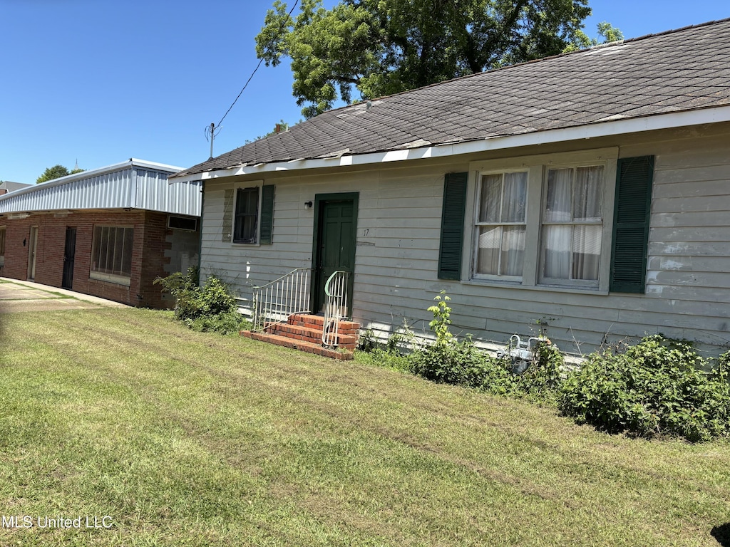15 E Franklin St, Natchez, MS 39120 - view of front facade featuring entry steps and a front lawn