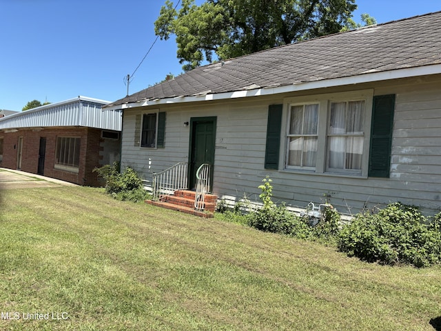 15 E Franklin St, Natchez, MS 39120 - view of front facade featuring entry steps and a front lawn