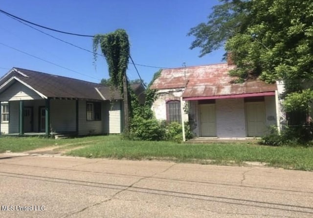 15 E Franklin St, Natchez, MS 39120 - view of front of home featuring a front yard