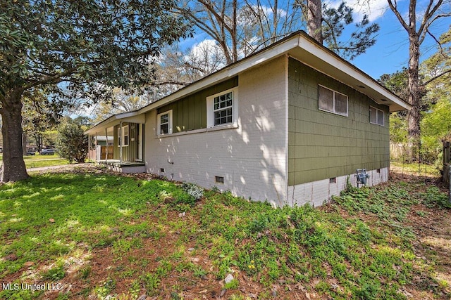 view of side of property featuring a lawn