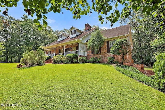 view of front of property featuring a front yard and covered porch