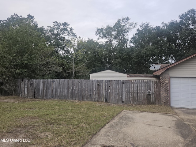 view of yard with a garage