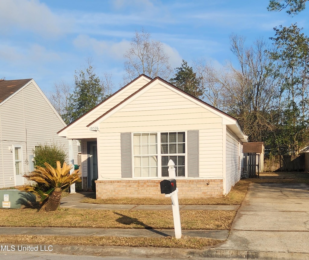 view of front of property with fence and brick siding