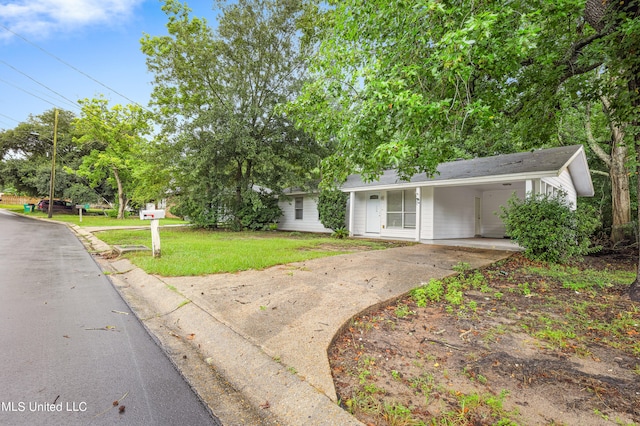 view of front facade featuring a front yard