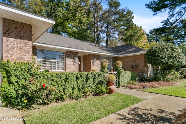 view of front of home with a front lawn