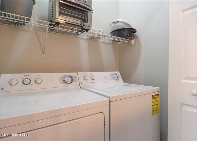 laundry area featuring washer and clothes dryer