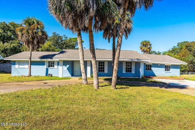 single story home with a front yard