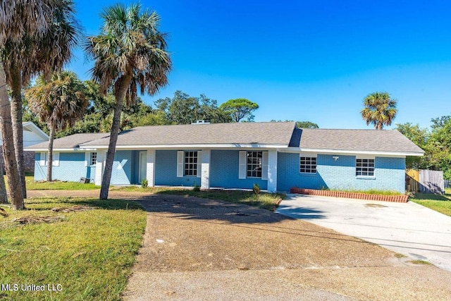 ranch-style house featuring a front lawn