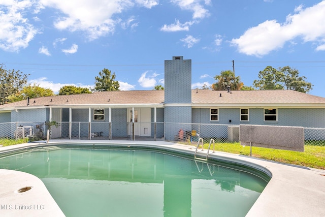 view of swimming pool