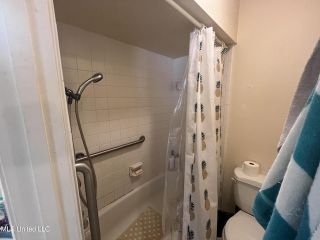 bathroom featuring shower / tub combo with curtain and toilet