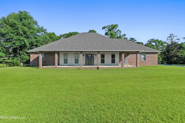 view of front facade featuring a front lawn