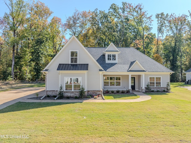 view of front facade with a front lawn