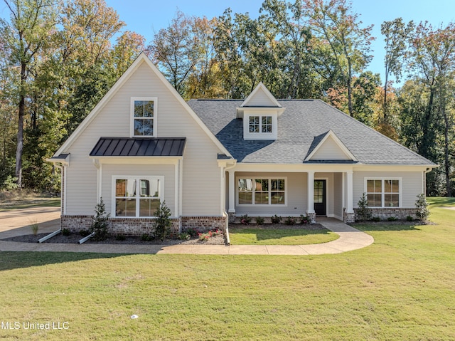 view of front facade featuring a front yard