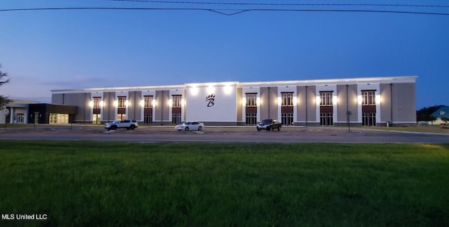 view of front facade with a lawn