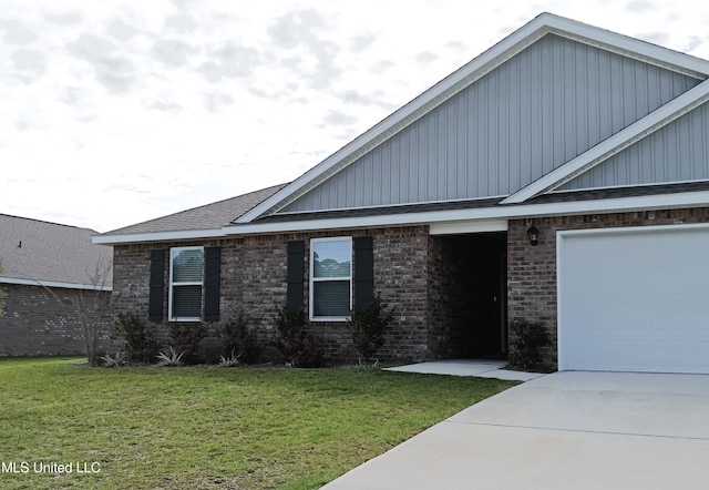 view of front facade featuring a front lawn